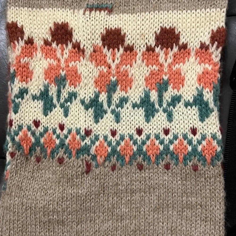 Hansen‎ scarf 32 inches long, 7.5 inches wide